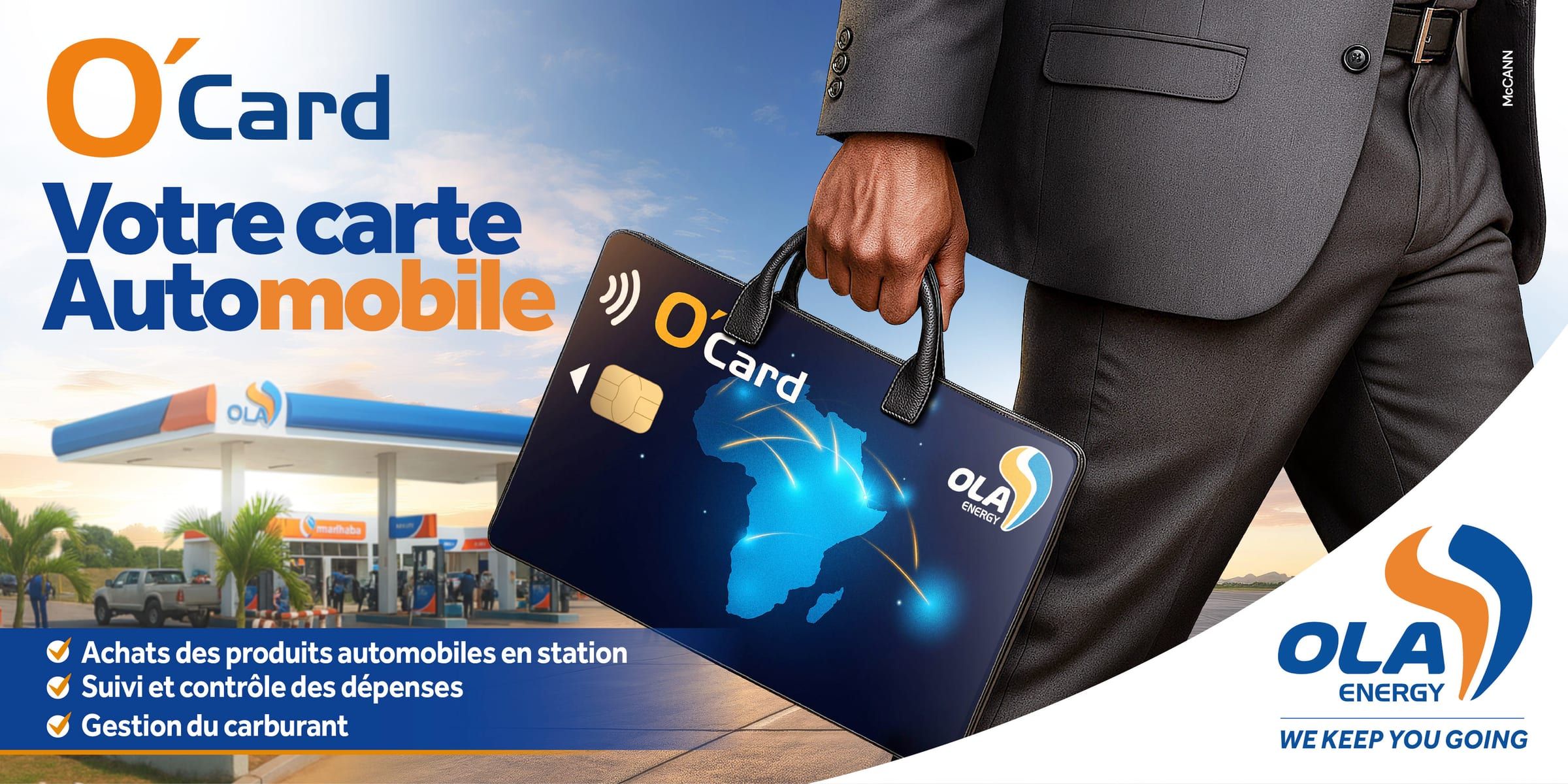 Affiche « Votre carte Automobile » : un homme en costume porte une mallette en forme de carte O'Card, devant une station OLA.