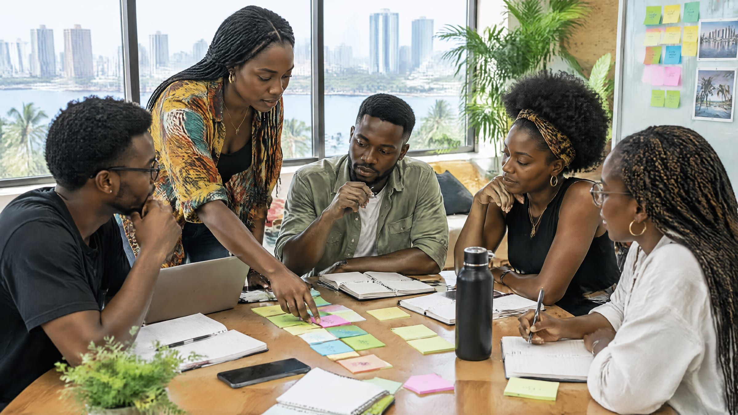Jeunes créatifs en pleine session de brainstorming avec des post-it dans un espace de coworking ensoleillé (visuel placeholder)
