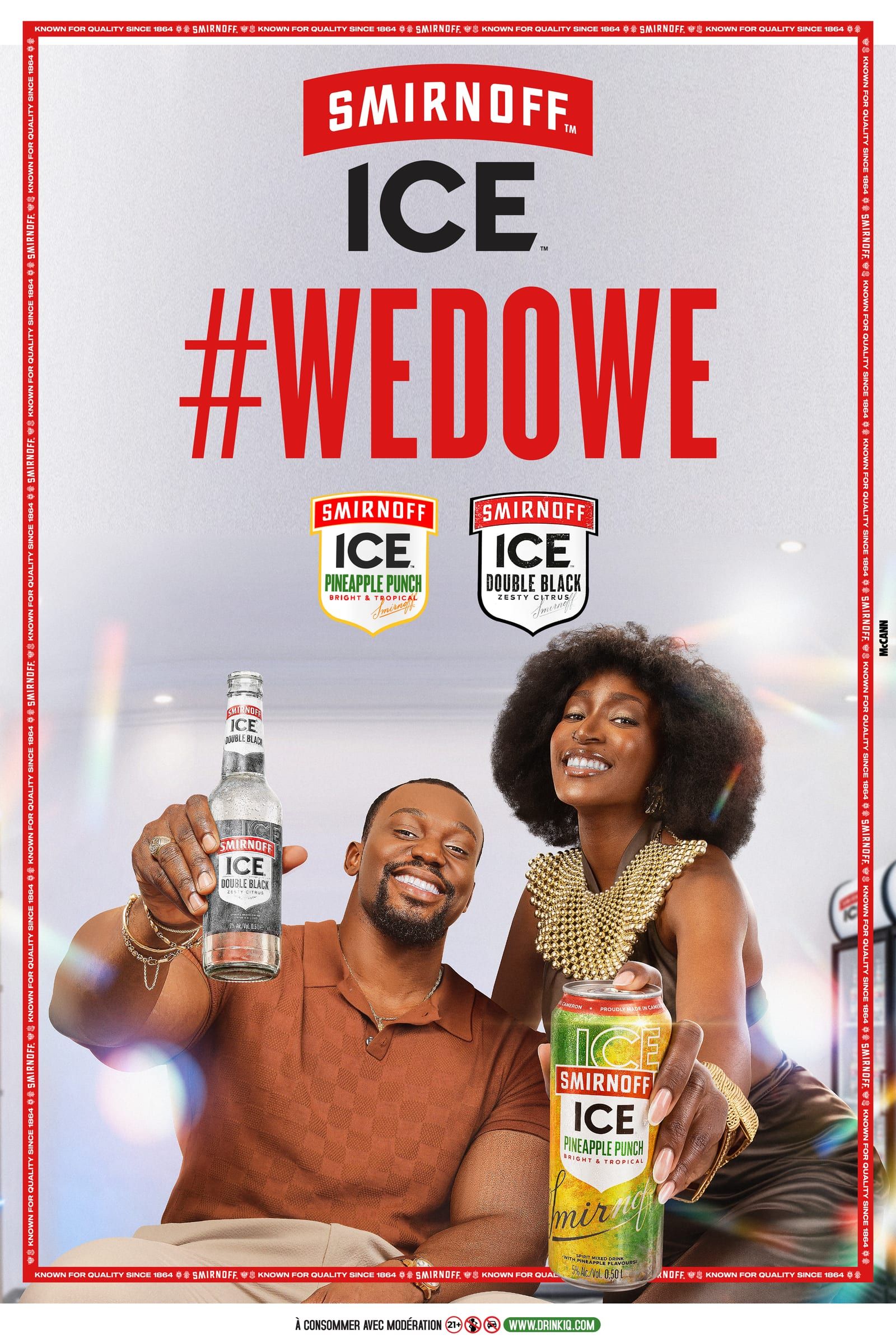 Affiche verticale 6x9 m #WeDoWe : le duo et ses boissons sous les logos Pineapple Punch et Double Black.