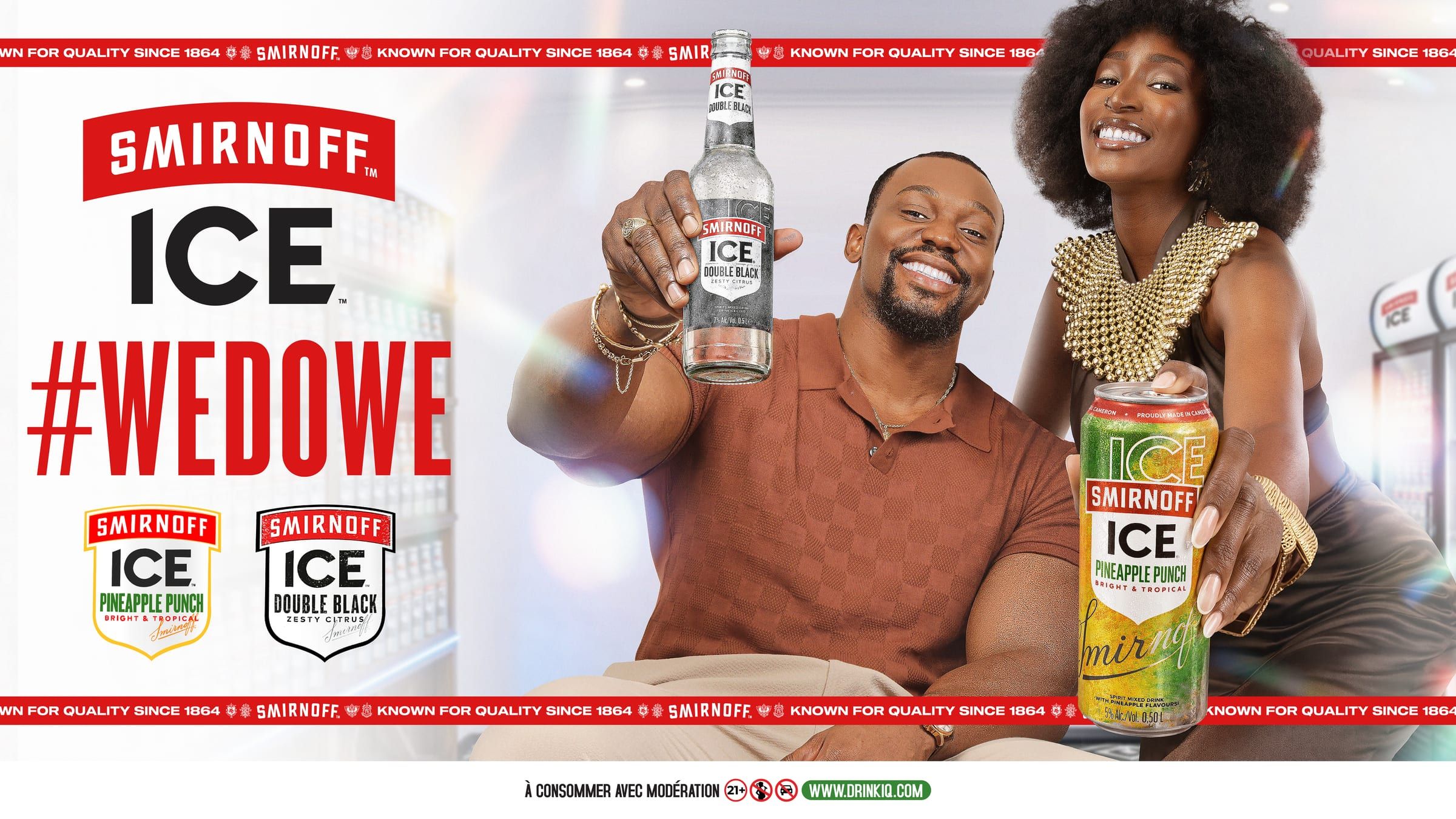 Affiche 12x6 m #WeDoWe : un homme et une femme tendent une bouteille et une canette de Smirnoff Ice, avec les logos Pineapple Punch et Double Black.