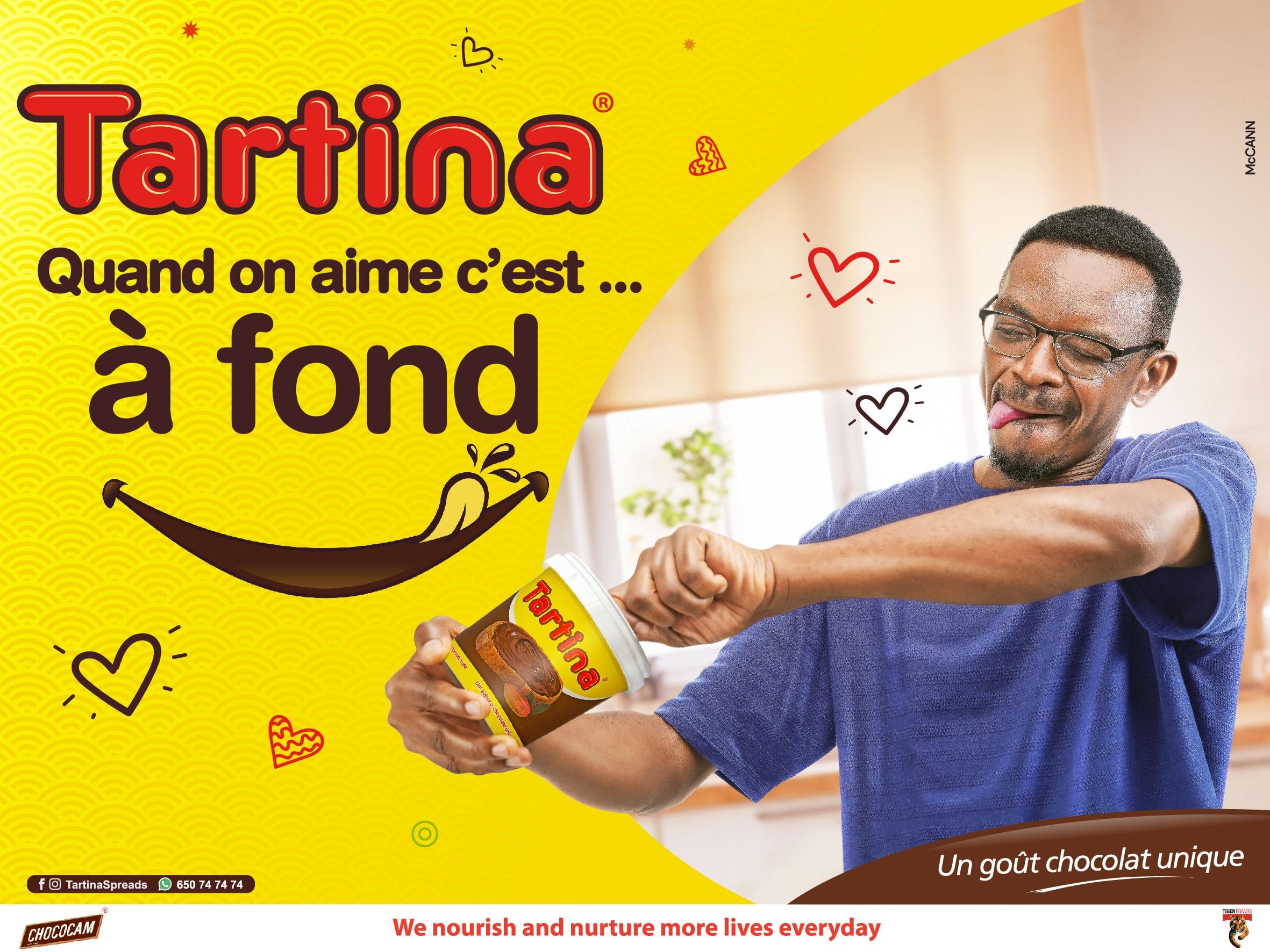 Affiche 4x3 Tartina « Quand on aime c'est… à fond » : un homme savoure la pâte à tartiner, le pot à la main, la langue au coin des lèvres.