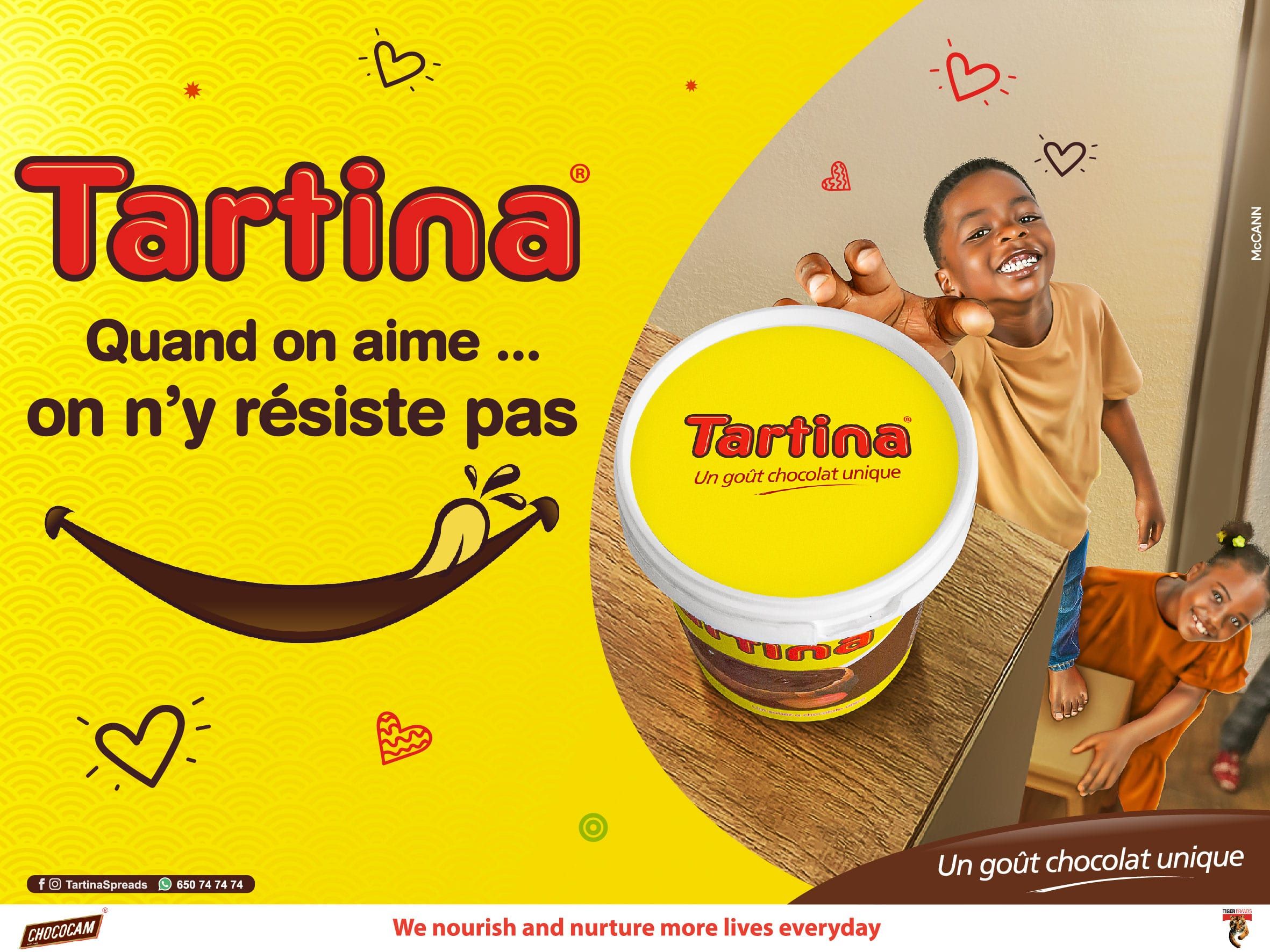 Affiche 4x3 Tartina « Quand on aime… on n'y résiste pas » : un petit garçon tend la main vers un pot de Tartina posé sur un meuble, sous le regard d'une fillette.