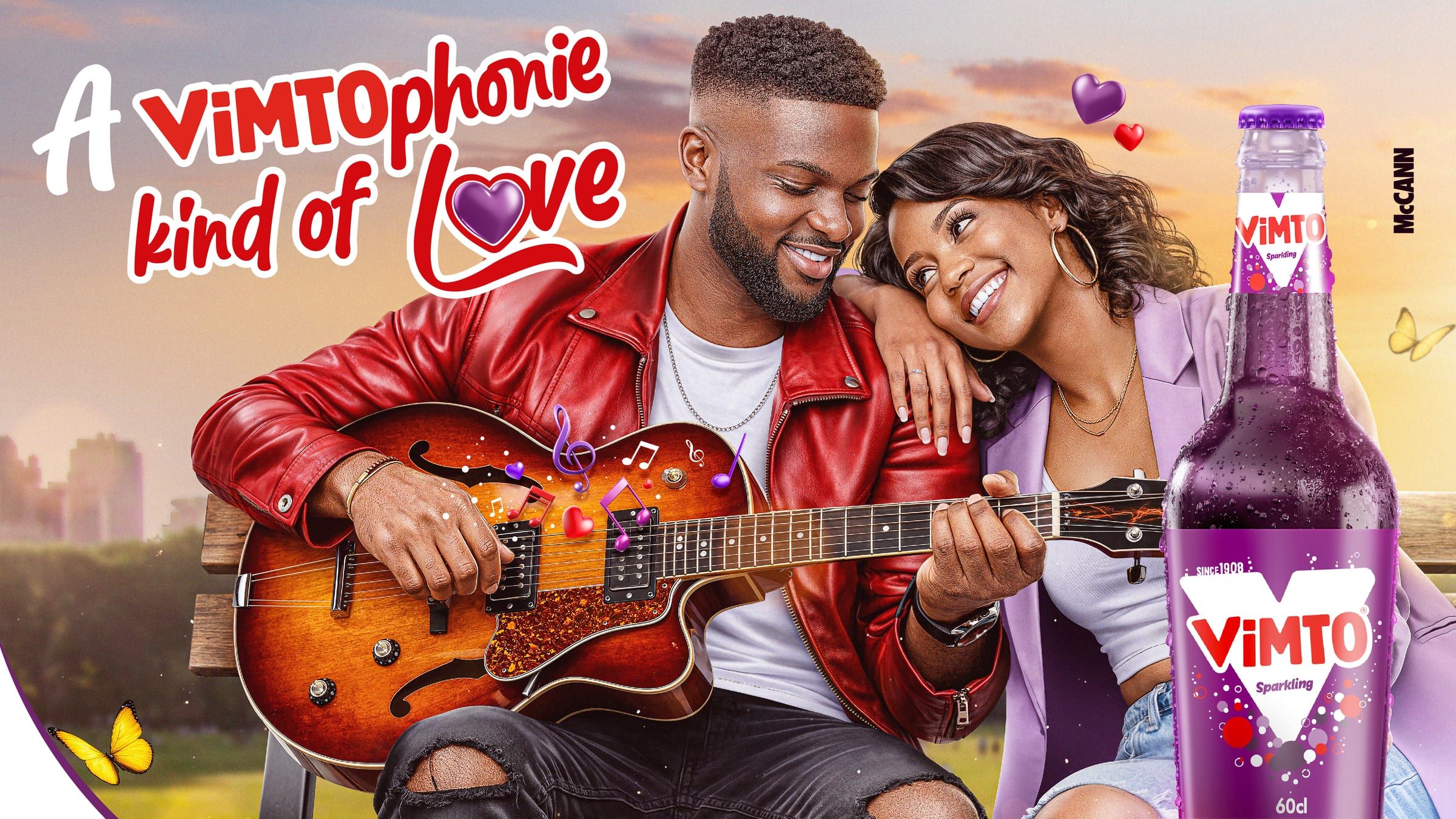 Affiche 4x3 Vimto « A Vimtophonie kind of love » : un homme joue de la guitare pour sa compagne sur un banc de parc, à côté d'une bouteille de Vimto.