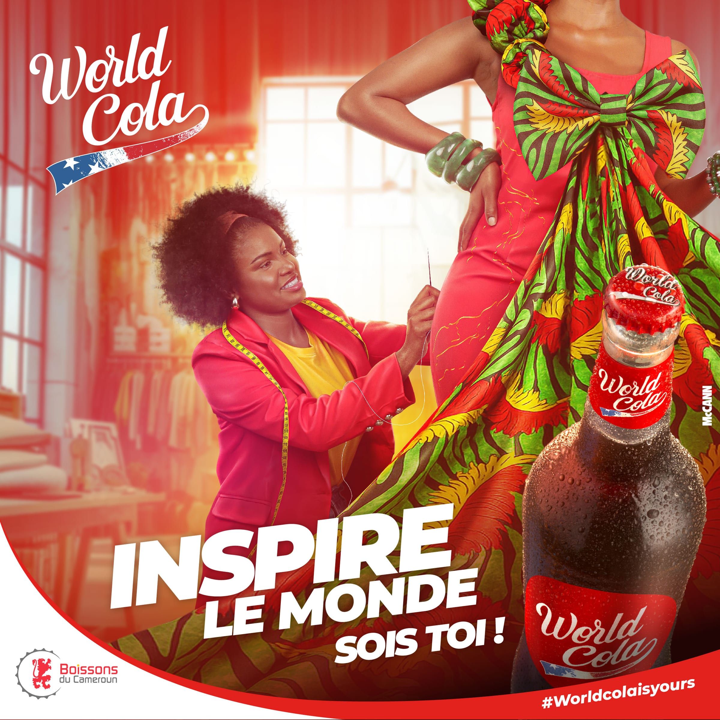 Visuel World Cola « Inspire le monde, sois toi ! » : une styliste ajuste une robe en pagne dans son atelier, une bouteille de World Cola au premier plan.