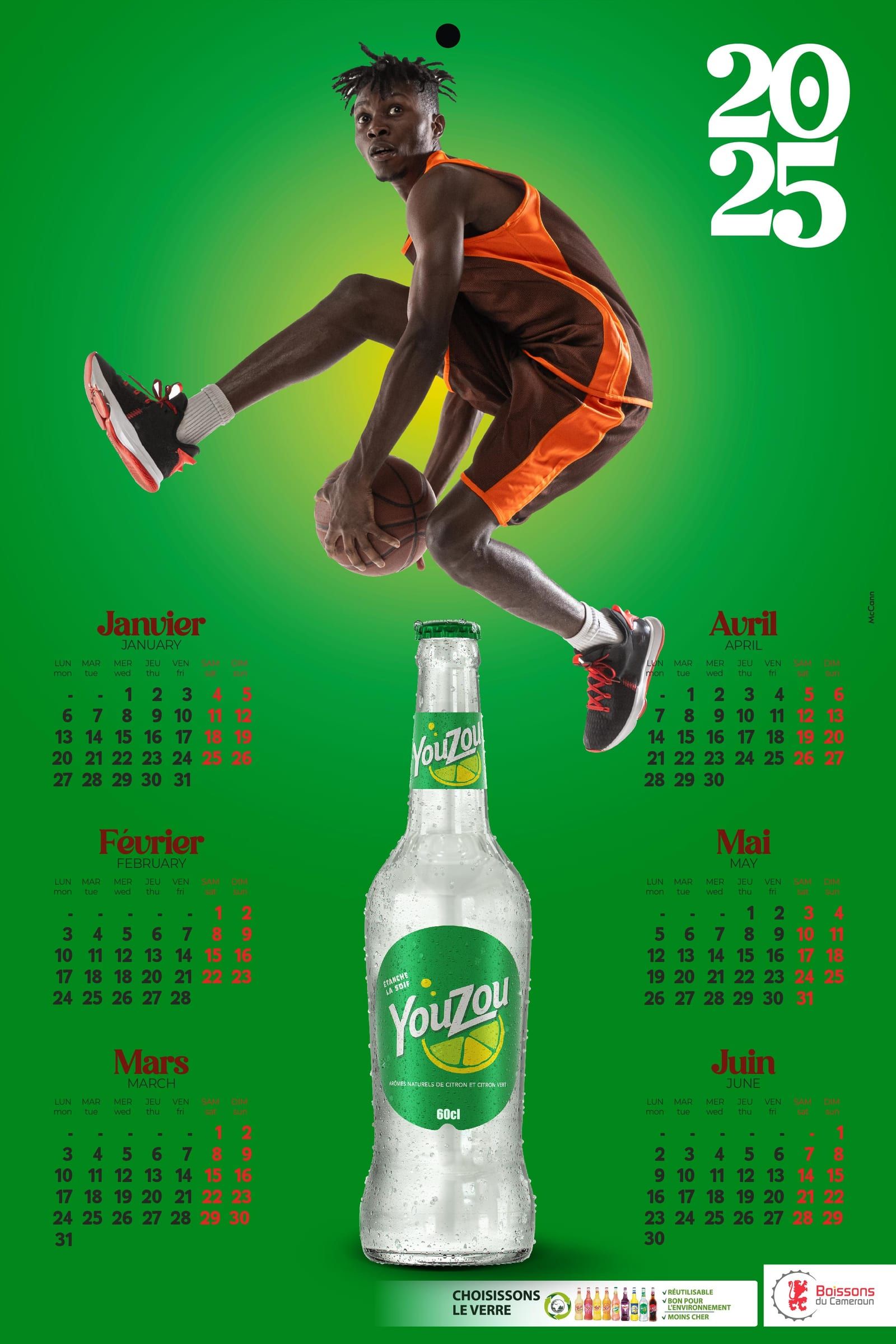Page du calendrier YouZou 2025 : un basketteur en plein saut au-dessus d'une bouteille de YouZou, les mois de janvier à juin en dessous, sur fond vert.